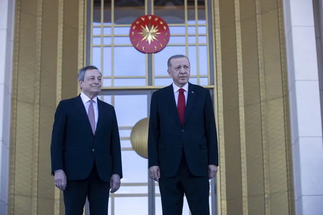 son-dakika-italya-basbakani-mario-draghi-ankarada-baskan-erdogan-resmi-torenle-karsiliyor-1657032488175.jpg