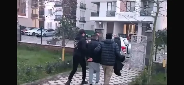 izmir-merkezli-sahte-avukat-cetesi-operasyonu-11-tutuklama-1740131679671.jpg