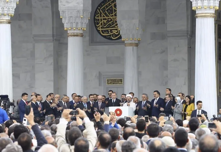 Cumhurbaşkanı,cuma namazını Melike Hatun Camisi'nde kıldı.