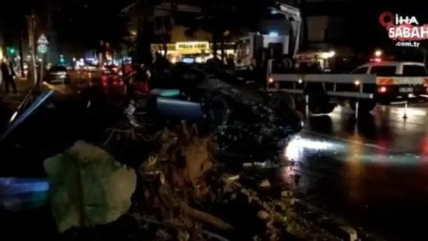 Kadıköy'de makas atan otomobil ağaç ve sokak lambasına çarptıktan sonra takla attı | Video