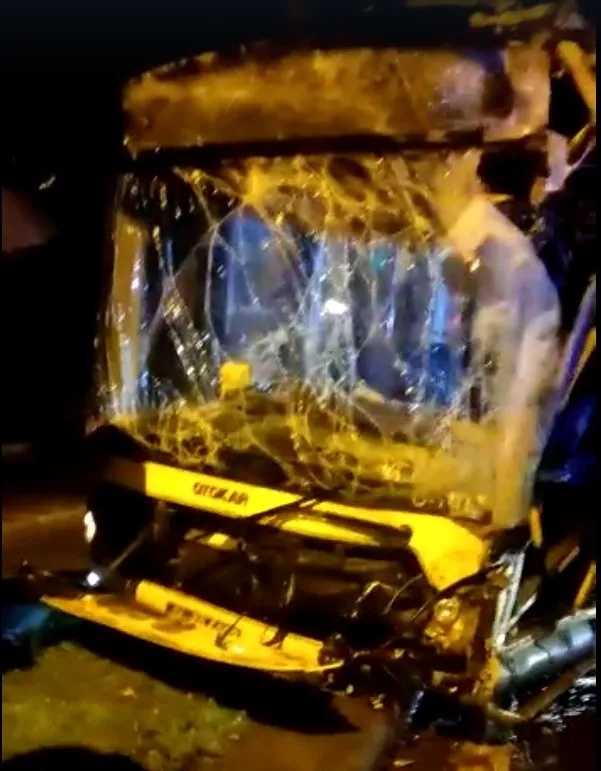 istanbul-sariyerde-iett-otobus-asirlik-agaca-carpti-7-kisi-yaralandi-1674324470356.jpg