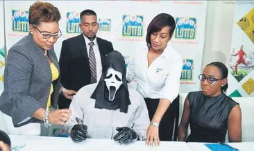 Korkudan maske taktı