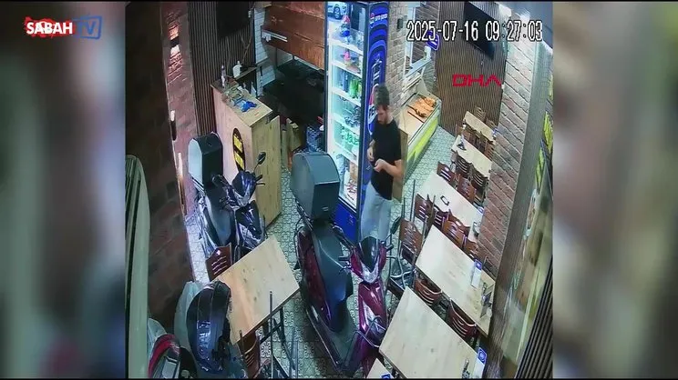 Biri bekledi, diğeri çaldı! Telefon hırsızlığı kamerada | Video