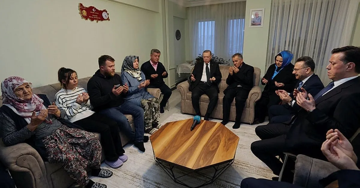 Başkan Erdoğan, şehit Sözleşmeli Er Evcin'in ailesini ziyaret etti