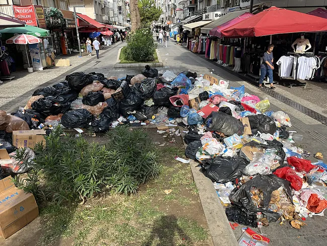 izmir-buca-copluge-dondu-vatandaslardan-chpye-sert-tepki-belediyeye-yaziklar-olsun-fareler-basacak-kusacagim-1757930948331.jpeg İzmir Buca çöplüğe döndü! Vatandaşlardan CHP'ye sert tepki: Belediyeye yazıklar olsun, fareler basacak kusacağım!