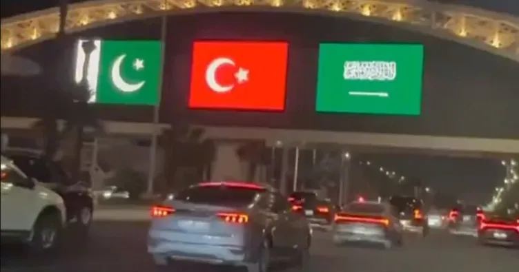 Mekke’de tarihi anlaşmanın coşkusu: Suudi Arabistan gökdelenleri Türk bayrağına büründü