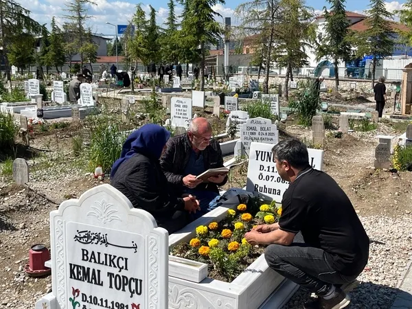 vatandaslar-bayram-arifesinde-mezarliklara-akin-etti-1779805095304.jpg