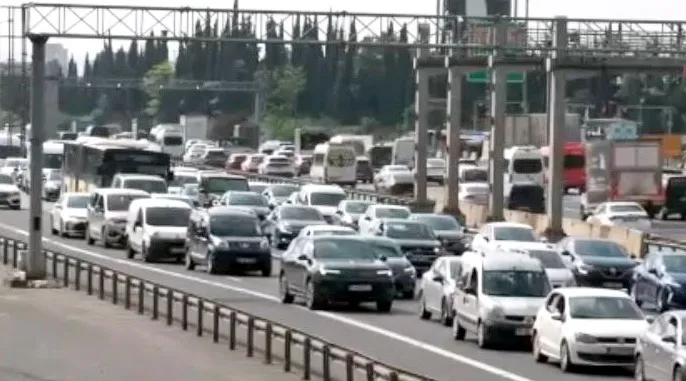 Bayram öncesi İstanbul’dan kaçış başladı! Trafikte yoğunluk oluştu Bayram öncesi İstanbul’dan kaçış başladı! Trafikte yoğunluk oluştu