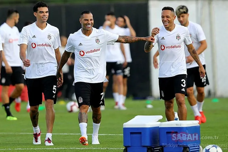 Beşiktaş’ın 11’ini Adriano’nun durumu şekillendirecek