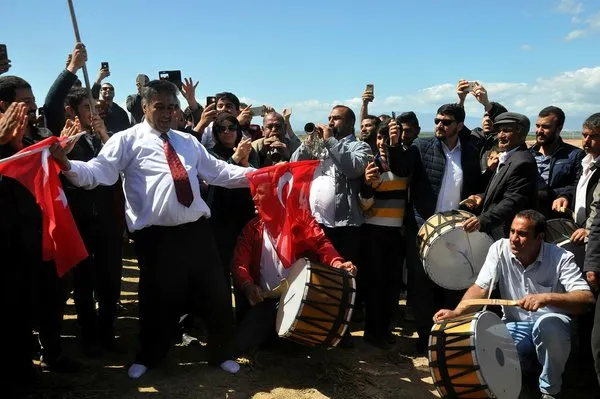 Tayy Aşireti TSK'nın Zeytin Dalı Harekatı'ndaki başarısını davul zurnayla kutladı