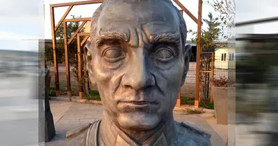 CHP’li belediye Atatürk’e benzemeyen heykel yaptırdı: Vatandaşlardan tepki yağdı! Heykeltraşın savunması pes dedirtti...