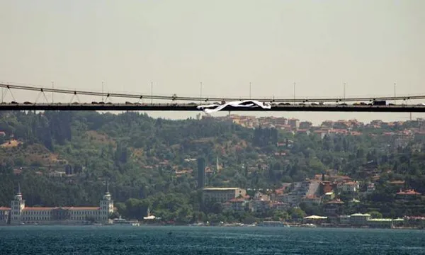 Köprüye dev Beşiktaş bayrağı