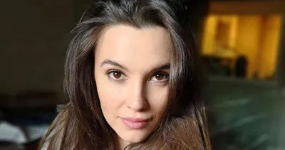 Eski Türkiye güzeli oyuncu Leyla Lydia Tuğutlu cesur pozuyla olay yarattı!