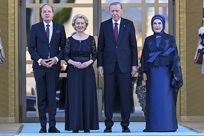 kulliyede-tarihi-nato-resepsiyonu-erdogan-cifti-liderleri-karsiladi-1783444990020.jpeg
