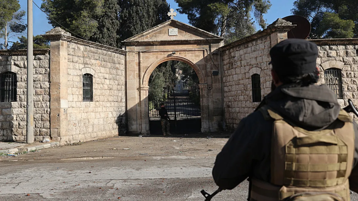 SON DAKİKA… Halep’teki Şeyh Maksud Mahallesi YPG’den temizlendi: Kilise mezarlığını bile karargah yapmışlar! SON DAKİKA… Halep’teki Şeyh Maksud Mahallesi YPG’den temizlendi: Kilise mezarlığını bile karargah yapmışlar!