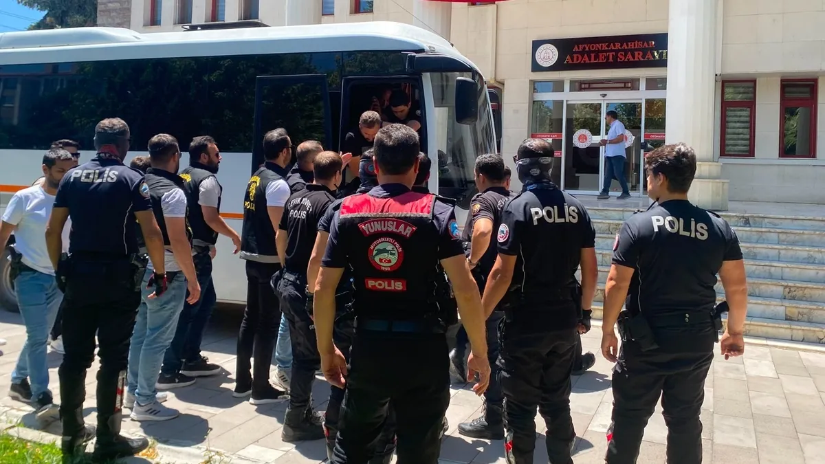 Afyonkarahisar'da minibüs durağı cinayetinde gözaltına alınan şüpheliler adliyeye sevk ediliyor.