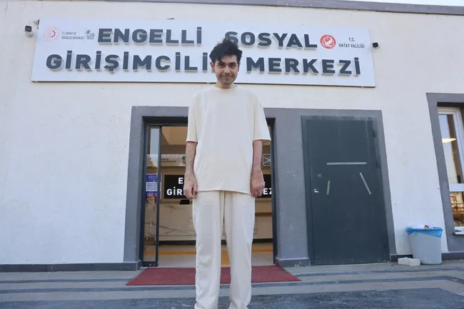 tum-turkiye-onu-konusuyor-3-yildir-evden-cikmayan-baris-ozbay-yine-herkesi-soke-etti-24-saat-telefonla-oynayab-1760943575686.jpg