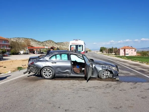 Sanatçı Esat Kabaklı Burdur'da trafik kazası geçirdi