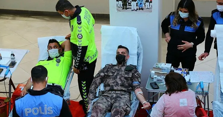 Polislerden Türk Kızılaya kan ve kök hücre bağışı