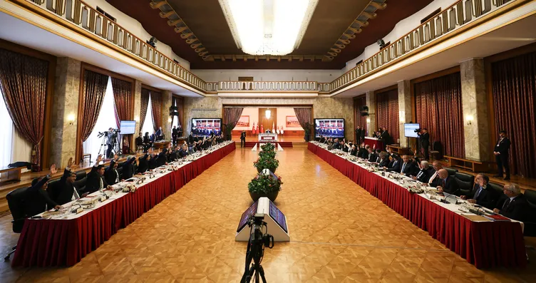 Ebedi kardeşliğe kalkan eller!