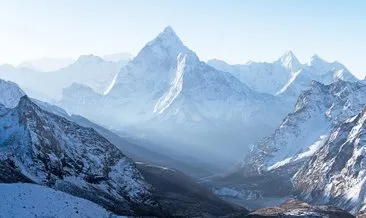 Everest’in zirvesi neden karlı? Everest Dağı bulutların üzerinde ise üstünde nasıl kar var?
