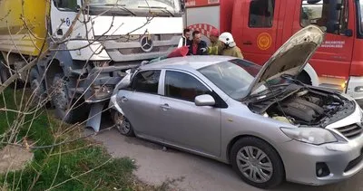 Otomobil, freni boşalan kamyonun altına sıkıştı #kirsehir