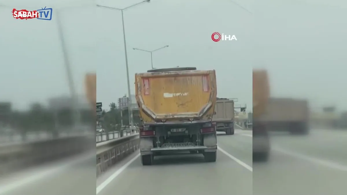 Sol şeritte son hız ilerleyen hafriyat kamyonu hayrete düşürdü | Video videosunu izle Sol şeritte son hız ilerleyen hafriyat kamyonu hayrete düşürdü | Video videosunu izle