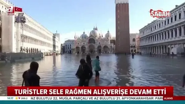 Sular altında kalan İtalya'nın tarihi kenti Venedik'te turistler alışverişe böyle devam ettiler...