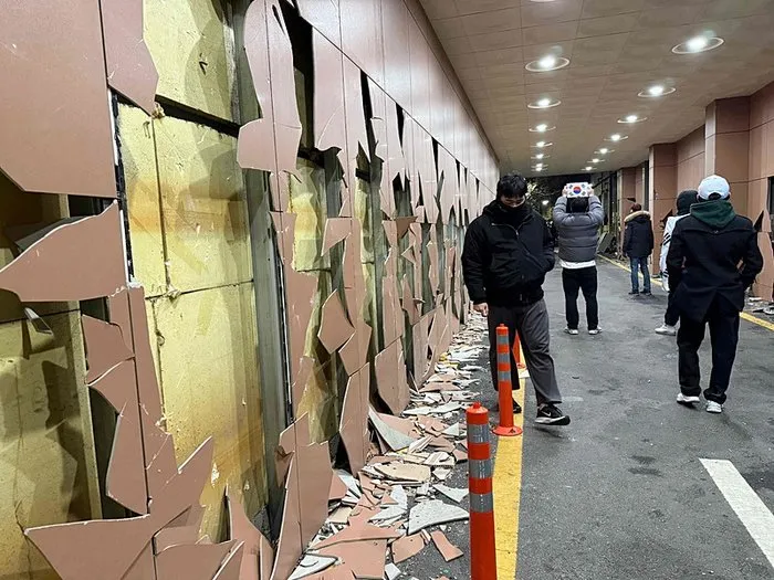 Güney Kore’de göstericiler mahkemeyi bastı: Eski devlet başkanı resmen tutuklandı