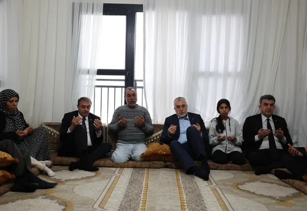 bakan-isikhan-sanliurfadaki-depremzedeleri-ziyaret-etti-1770492340606.jpeg