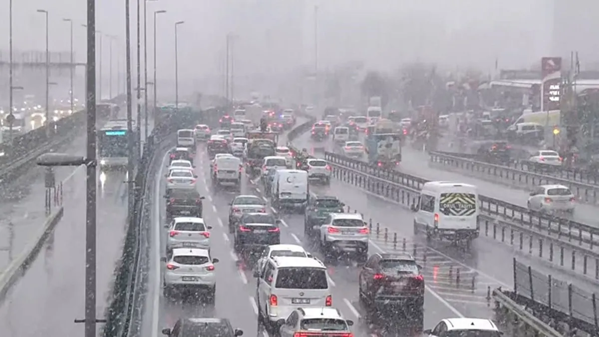 İstanbul'da trafik felç! Yoğunluk yüzde 90'a ulaştı