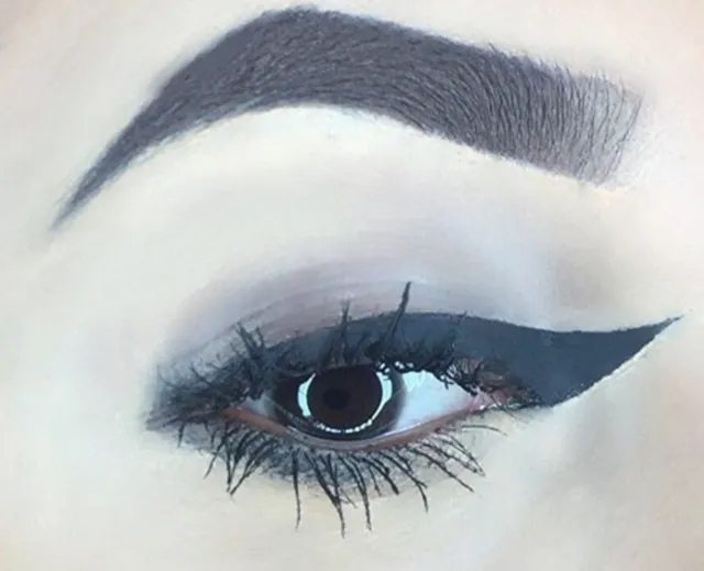 Sosyal medyanın ilginç trendi: Ters kuyruklu eyeliner!