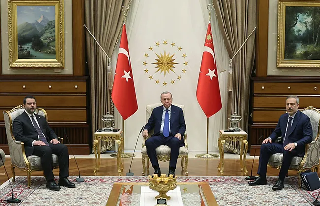 sam-heyeti-ankarada-baskan-erdogandan-kritik-kabul-suriyenin-geleceginde-terore-yer-yok-1736956855102.jpeg