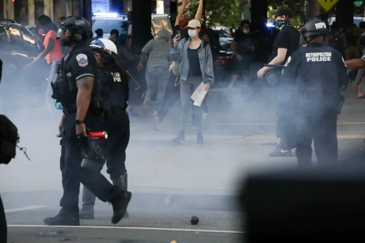 ABD'de öfke kaosa döndü| Washington'da sokağa çıkma yasağı ilan edildi! George Floyd'un öldürülmesinin ardından başlayan protestolarda son dakika gelişmeler...