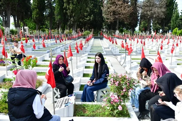 sehitlikte-bayram-duasi-vatan-evlatlari-unutulmadi-1779978075272.jpg