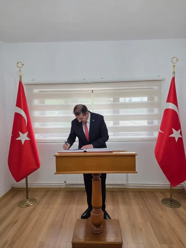 milli-savunma-bakan-yardimcisi-salih-ayhan-bukres-turk-sehitligini-ziyaret-etti-1778782357419.jpg