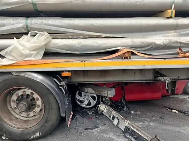 Kocaeli’de feci kaza: TIR’a çarpan araç yandı sürücü öldü!