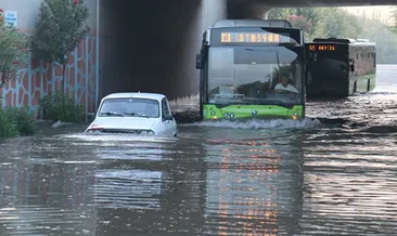 Araçlar mahsur kaldı, yol kapatıldı
