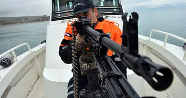 Jandarma Komutanlığı kaçak avcılara göz açtırmamak için hem kıyıda hem gölde nöbette!