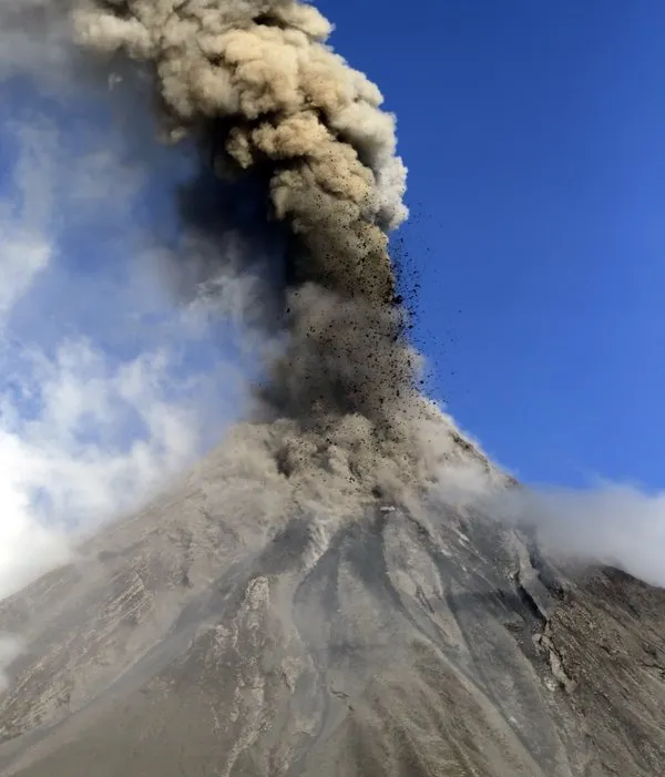 Filipinler'de Mayon Yanardağı patladı