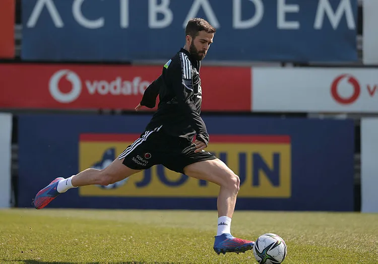 derbi-oncesi-besiktasta-miralem-pjanic-sevinci-1648469555190.jpg