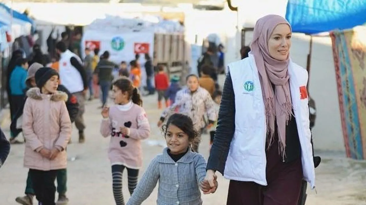 Gazzelilere battaniye ve çadır dağıtıyor