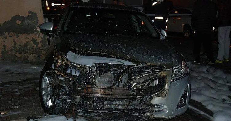 Bahçelievler’de iki otomobil alev alev yandı