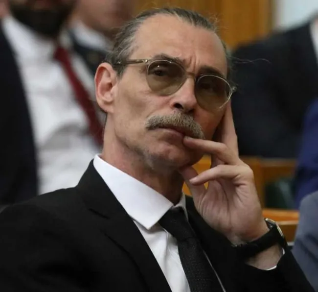 ak-partiden-chpli-erdal-besikciogluna-sert-tepki-is-yaptigini-gormedik-film-setinde-geziyor-1765607907762.jpeg AK Parti'den CHP'li Erdal Beşikçioğlu'na sert tepki: İş yaptığını görmedik film setinde geziyor!