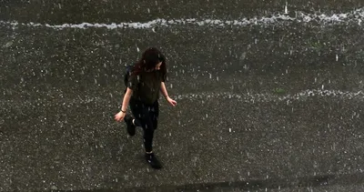 Başkentte dolu yağışı vatandaşlara zor anlar yaşattı