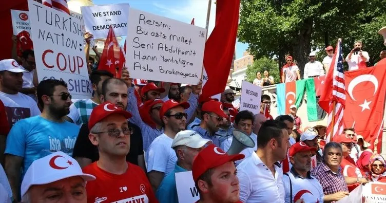 ABD’deki Türklerden, FETÖ elebaşının malikanesinin önünde protesto gösterisi