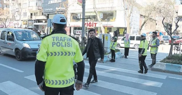 Polislerden yaya geçidi uygulaması