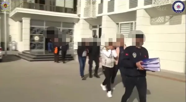 mersin-merkezli-fuhus-operasyonunda-8-kisi-tutuklandi-1649667097990.jpg