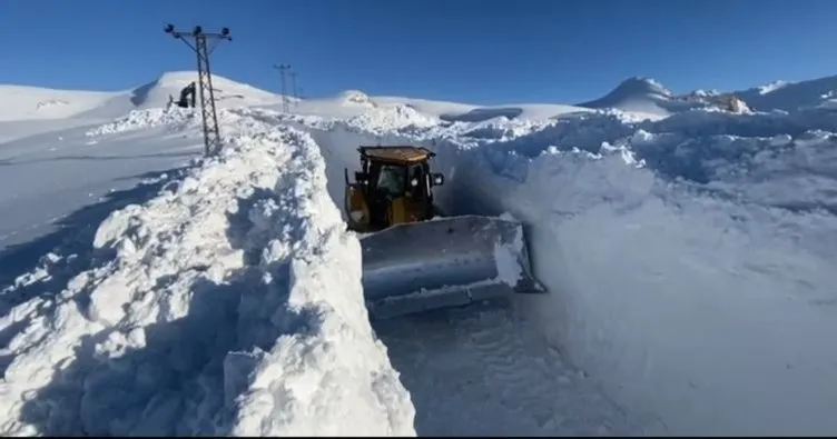 Şırnak’ta kar kalınlığı iş makinesinin boyunu geçti!