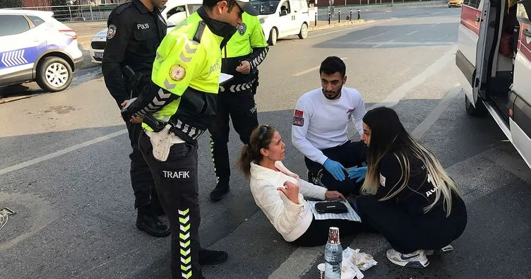 Kazada yaralanan kadın çaresizce yerde ambulans bekledi